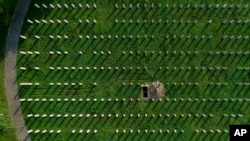 Na fotografiji snimljenoj dronom, vidi se zračni prikaz Memorijalnog centra za genocid u Srebrenici i novoiskopanog groba u Potočarima, Bosna, ponedjeljak, 10. jula 2023.