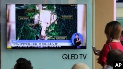 Južnokorejci gledaju satelitske snimke severnokorejske lokacije za lansiranje raketa
