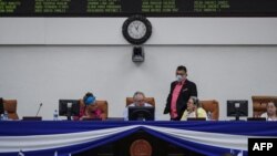 En la foto de archivo el presidente de la Asamblea Nacional de Nicaragua, Gustavo Porras, en el centro, preside una sesión para discutir la Ley Especial de Delitos Cibernéticos.