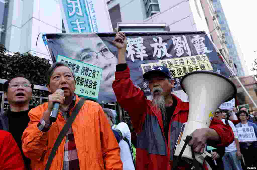 2017年12月25日,香港示威者在中国驻香港联络办公室外面大声呼吁,要求释放刘晓波的妻子刘霞。香港人的示威中多次发出这种呼声。美国和国际社会也一直敦促中国当局停止对刘霞的限制自由措施。7月4日,联合国人权专家发表声明,敦促中国政府释放刘霞,允许她治病,到海外旅行。 