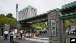 日本防衛省總部外。