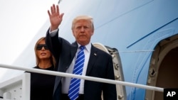 Le président Donald Trump et son épouse Melania partent pour l'Allemagne et la Pologne, le 5 juillet 2017. (AP / Evan Vucci)
