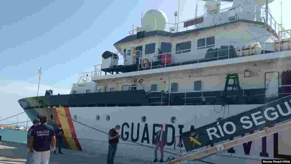 Le "Rio Segura" à Pozzallo, Sicile, 7 octobre 2015 (Nicolas Pinault/VOA). 