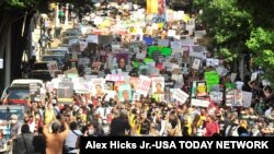 Manifestantes marchan durante una protesta contra la desigualdad racial y la muerte de Rayshard Brooks en Atlanta, Georgia, EE.UU., el 15 de junio de 2020.