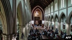 Les paroissiens assistent à la célébration de la messe dominicale à l'église du Sacré-Cœur de Harare, le 5 août 2018.