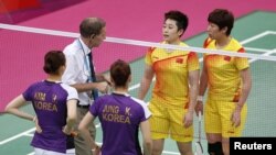 羽球裁判伯格2012年7月31日在女子双打比赛中对中国和韩国的球员谈话，而图片中右二就是决定退役的中国选手于洋