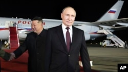 Ruski predsednik Vladimir Putin i severnokorejski lider Kim Džong Un na aerodromu u Pjongjangu (Foto: AP/Sputnik/Gavriil Grigorov)