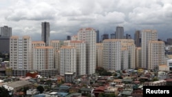 Deretan gedung kondominium di belakang perumahan kelas menengah distrik Mandaluyong, Metro Manila, Filipina. (Photo: Reuters)
