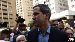 El líder opositor Juan Guaidó es recibido por sus vecinos frente a su residencia en Caracas, el 12 de julio de 2021.