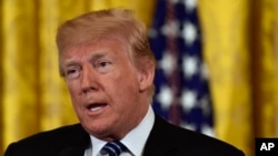 ​El presidente de EE.UU. Donald Trump está reunido con funcionarios del Departamento de Justicia y de Inteligencia sobre su exigencia para que investiguen si su campaña presidencial de 2016 fue infiltrada.