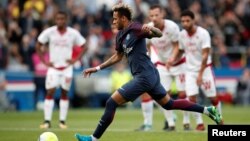 Neymar marque sur penalty lors du match entre le PSG, son équipe, et Bordeaux, au Parc des princes, Paris, 30 septembre 2017.
