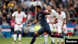 Neymar marque sur penalty lors du match entre le PSG, son équipe, et Bordeaux, au Parc des Princes, Paris, le 30 septembre 2017.