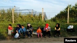 Un groupe de migrants se reposent dans la partie serbe de la frontière près de Sid, Croatie 16 septembre 2015.