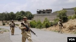 Tentara Pakistan melakukan patroli di kawasan pegunungan, dekat perbatasan Afghanistan (foto: dok).