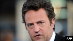 ARCHIVO - El actor Matthew Perry durante una premire en el Teatro Chino de Hollywood, en Los Ángeles, en abril de 2014.