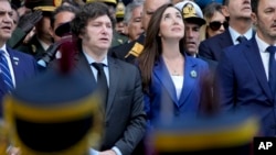El presidente argentino Javier Milei y su vicepresidenta Victoria Villarruel asisten a la ceremonia oficial que conmemora el 42º aniversario de la Guerra de las Malvinas entre Argentina y Reino Unido, en monumento a los caídos en Buenos Aires, el 2 de abril de 2024.