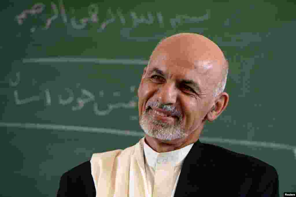Prezident Ashraf G'ani Kobuldagi Amani maktabiga tashrif buyurdi, 30-sentabr, 2014-yil.