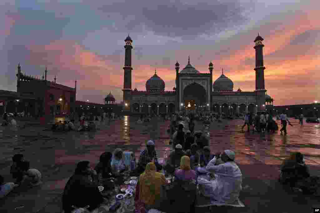 Indian Muslims break their Ramadan fast in New Delhi, India, July 12, 2013.