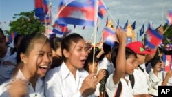 សិស្សា​នុសិស្ស​កម្ពុជា​គ្រវី​ទង់ជាតិ​នៅ​ពេល​ពួកគេ​ចូលរួម​ក្នុងទិវា​បុណ្យ​ឯករាជ្យ​ជាតិ ដែល​បាន​ប្រារព្វ​ធ្វើ​ឡើង​នៅ​វិមាន​ឯករាជ្យ​ក្នុង​រាជធានី​ភ្នំពេញ។