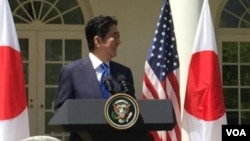 日本首相安倍晉三在白宮歡迎儀式上(美國之音張蓉湘拍攝)