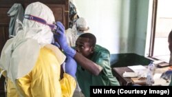 Des agents de santé s’entraînent à porter les équipements de protection contre Ebola à Mbandaka, Equateur, RDC, 17 mai 2018. (Twitter/ONU Info)