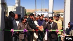 مسئولین می گویند که عنقریب نزدیک به پنج هزار خانواده دیگر نیز در بامیان از شبکه برق آفتابی بهره مند خواهند شد.