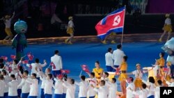 제19회 아시안게임 개막식이 23일 중국 동부 도시인 항저우의 올림픽스포츠센터 스타디움에서 열린 가운데 북한 선수단이 입장하고 있다.