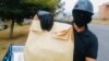 Venezolanos buscan ingresos haciendo 'delivery' en medio de pandemia 