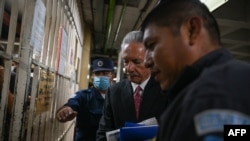 El periodista guatemalteco José Rubén Zamora, director del diario elPeriódico, llega para escuchar el fallo de la corte guatemalteca en un caso en su contra, el 14 de junio de 2023.