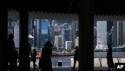 图为香港维多利亚港的行人（2020年6月10日）