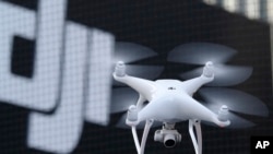2016 年 3 月 3 日，中国无人机制造商 DJI 开发的 精灵4（Phantom 4） 在东京进行演示飞行。