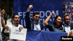 Personas que protestan con la bandera de Nicaragua cerca del Centro de Convenciones de Los Ángeles durante el primer día de la Novena Cumbre de las Américas en Los Ángeles, EEUU, el 6 de junio de 2022.
