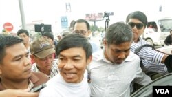 Radio Free Asia's reporter Ourn Chin is sent to General Commisariat of National Police, in Phnom Penh, on November 15, 2017. (Khan Sokummono/VOA Khmer)