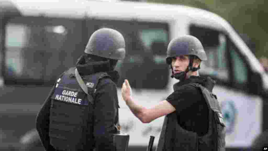 Les membres de la Garde nationale tunisienne prennent position dans la banlieue d’Oued Ellil de Tunis où une fusillade a eu lieu, en Tunisie, le jeudi 23 octobre 2014.
