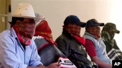 Anggota pasukan penjaga komunitas Indian Purepecha dari wilayah Los Reyes di Michoacan, mengenakan penutup wajah di Mexico, 29 Juli 2013 (Foto: dok). Dilaporkan banyak kelompok lokal yang bertindak main hakim sendiri melawan kartel-kartel narkoba di Meksiko, yang mengakibatkan sedikitnya 23 tewas di Meksiko Barat, Sabtu (17/8).