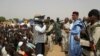 Le président Mohamed Bazoum s'adresse aux habitants du site de Boudouri pour personnes déplacées, à l'extérieur de la ville de Diffa, dans le sud-est du Niger, le 18 juin 2016. ll était alors ministreb de l'Intérieur. (Photo Reuters/Luc Gnago)