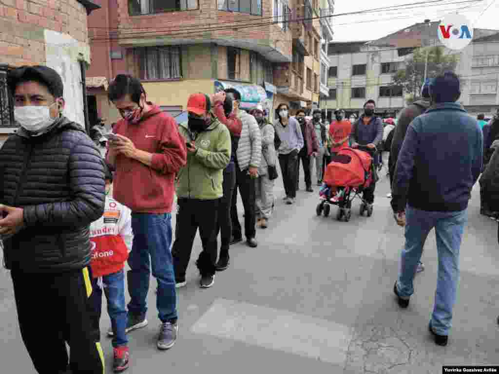 Muchos, en la zona El Carmen de La Paz, no toman en cuenta las medidas de seguridad, ni el distanciamiento social durante la jornada electoral de Bolivia. Foto Yuvinka Gozalvez Avilés.