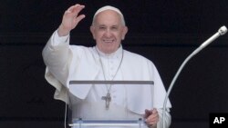 El papa Francisco bendice a los peregrinos reunidos en la Plaza de San Pedro, en El Vaticano, mientras recita el Angelus desde la ventana de su estudio, el domingo 14 de julio de 2019. (AP Photo/Andrew Medichini)