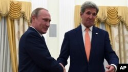 El presidente ruso, Vladimir Putin (izquierda) recibió al secretario de Estado de EE.UU., John Kerry, en el Kremlin, el jueves, 14 de julio de 2016.