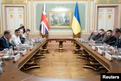 PM Inggris Rishi Sunak bertemu dengan Presiden Volodymyr Zelenskiy dalam kunjungan ke Istana Kepresidenan di Kyiv, Ukraina, untuk mengumumkan paket besar baru sebesar £2,5 miliar bantuan militer ke negara itu tahun mendatang, 12 Januari 2024.(Stefan Rousseau/Pool via REUTERS)