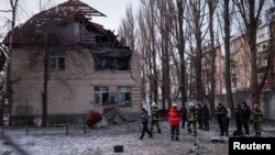 Rescatistas y policías examinan partes del dron en el sitio de un edificio destruido por un ataque con un dron ruso, mientras continúa su ataque contra Ucrania, en Kyiv, Ucrania, el 14 de diciembre de 2022. REUTERS/Gleb Garanich