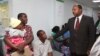 Le ministre de la Santé du Zimbabwe, Obadiah Moyo, visite l'hôpital de Parirenyatwa à Harare le 5 décembre 2018.