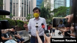 香港親民主活動人士吳文遠在法庭外對記者講話（2021年5月17日）