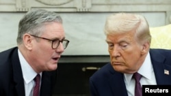 El presidente de Estados Unidos, Donald Trump, se reúne con el primer ministro británico, Keir Starmer, en la Oficina Oval de la Casa Blanca, en Washington, el 27 de febrero de 2025.