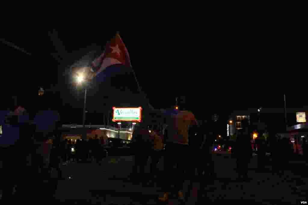 El restaurante Versailles volvió a ser centro de manifestaciones en la Calle 8 en Miami, Florida, en apoyo a las protestas sucedidas en la isla el domingo 11 de julio de 2021. Foto: Luis F. Rojas, VOA.