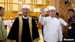 Myanmar's President Thein Sein, right, and speaker of Union Parliament Shwe Mann arrives at the Union Parliament in Naypyitaw, Jan. 28, 2016. 
