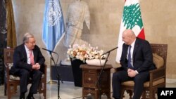 FILE - Presiden Lebanon Joseph Aoun (kanan) bertemu dengan Sekretaris Jenderal Perserikatan Bangsa-Bangsa (PBB) Antonio Guterres di istana presiden di Baabda, sebelah timur Beirut, 18 Januari 2025. (Kepresidenan Lebanon / AFP)