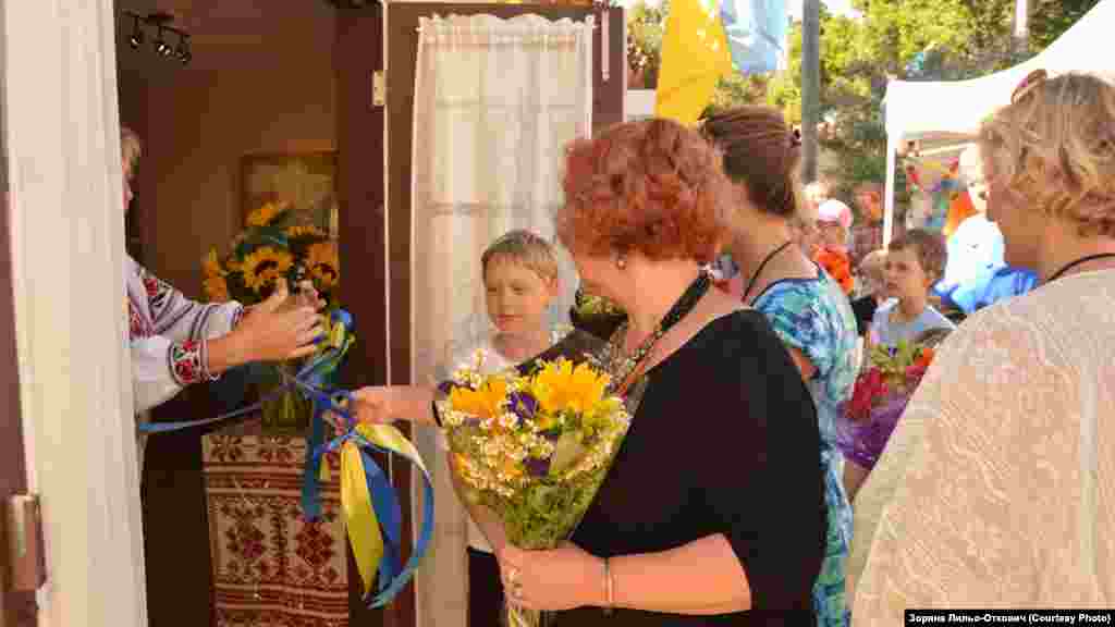 Урочисте перерізання святкової стрічки: з одного боку – старійшини: Віра Скоп, Галина Китаста, а з іншого – молодше покоління: Зоряна Лильо-Откович, Ірина Дубро та Орися Лещук-Боруа.