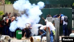 Estudiantes de la Universidad Agraria de Nicaragua se enfrentan a la policía en medio de las protesas ocurridas en abril de 2018.
