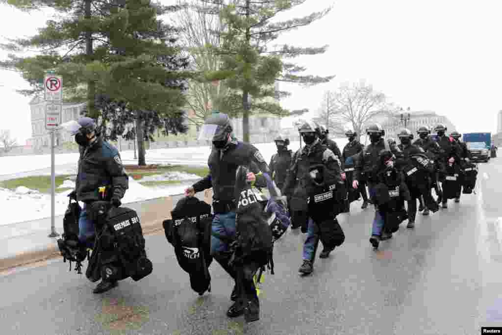 Los miembros de la policía estatal llegan al Capitolio del estado de Michigan en Lansing, Michigan. 17 de enero de 2021.
